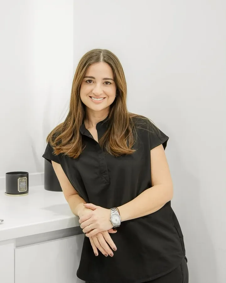 Dra. Paula Medellín sonriendo en su consultorio